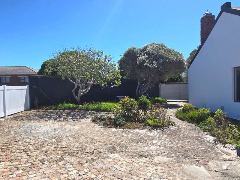 Spacious Kleinbaai Corner Home with Dual Living and Rental Potential - Photo 5