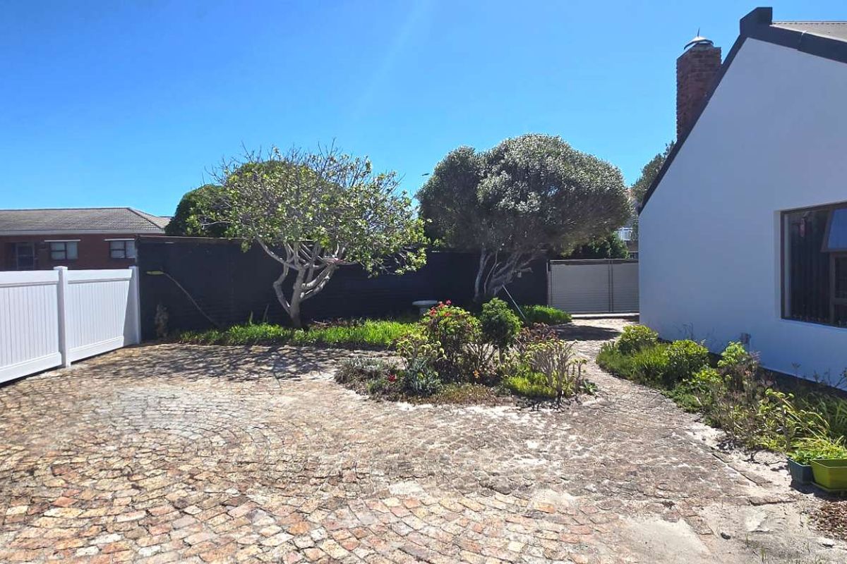 Spacious Kleinbaai Corner Home with Dual Living and Rental Potential - Photo 5