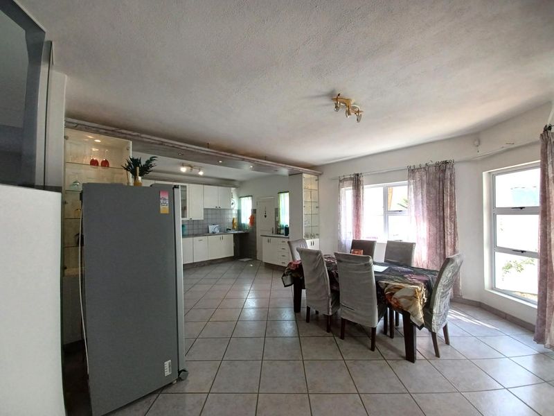 Kleine Kuppe - Spacious Double-Storey Home – N$ 2.7 Million (CC Registered) - Photo 6