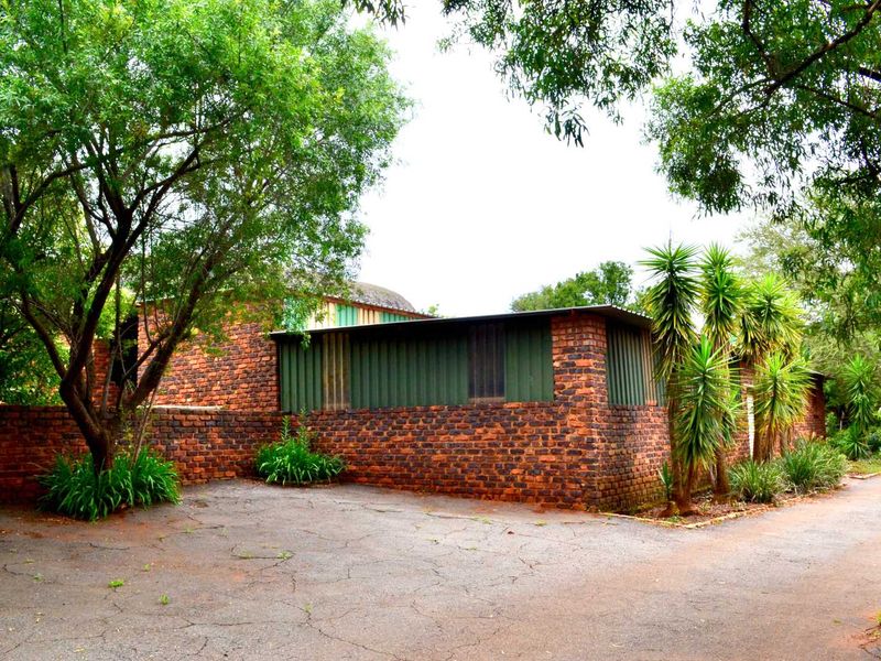 ***7ha Bushveld Property with Equestrian Facilities & Multiple Income Possibilities – Kameeldrift West | Under R3m*** - Photo 9
