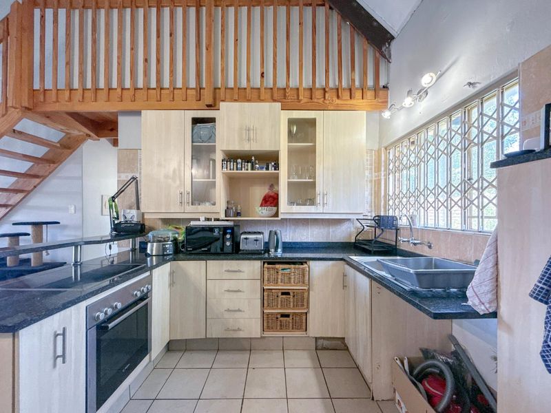 Discover Tranquil Living in the Heart of Garsfontein - Charming 2-Bedroom Pet Friendly Home in a Sought-After Complex - Photo 2