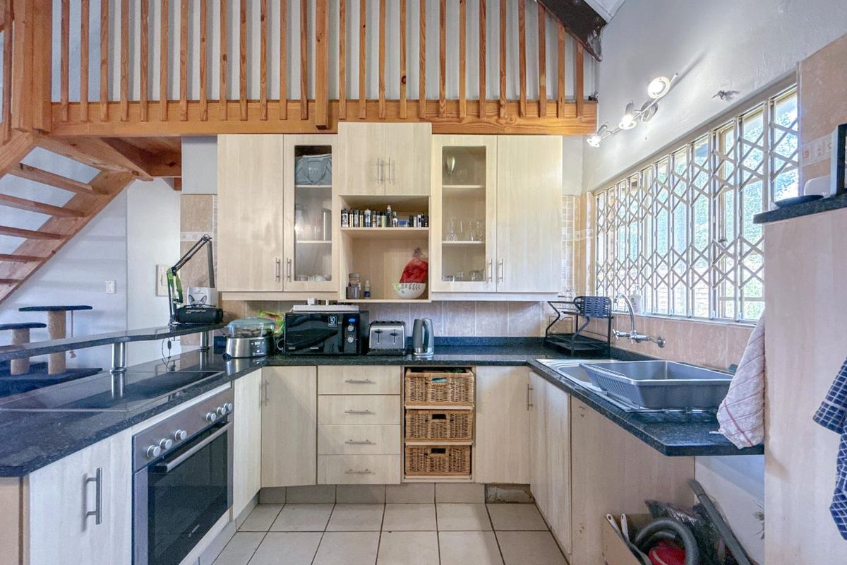 Discover Tranquil Living in the Heart of Garsfontein - Charming 2-Bedroom Pet Friendly Home in a Sought-After Complex - Photo 2