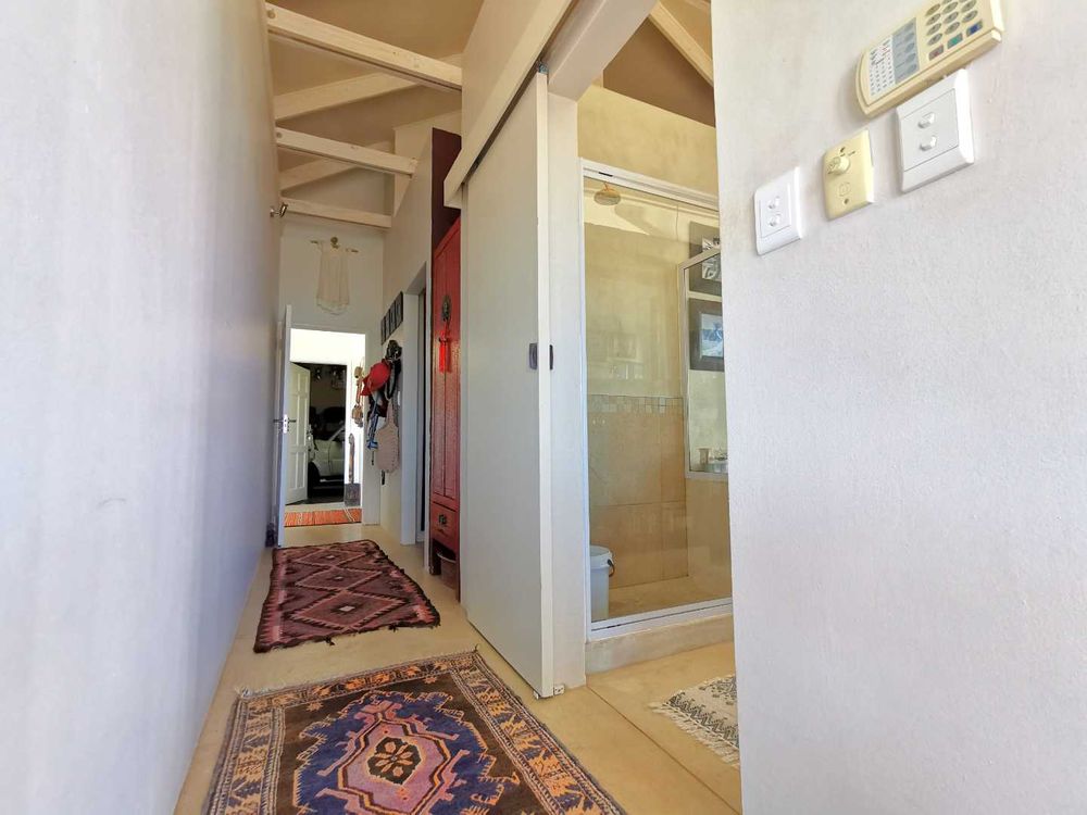 PASSAGE TOWARDS MAIN BEDROOM AND EN-SUITE 