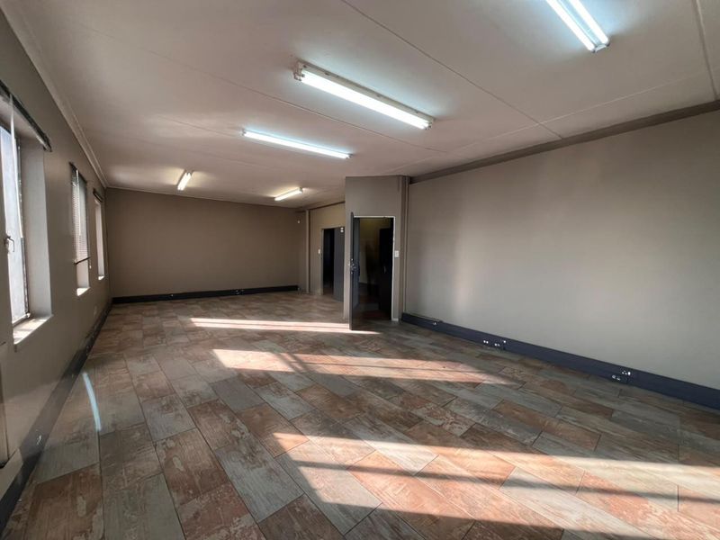 Large Office Block with Ample Parking - Photo 2