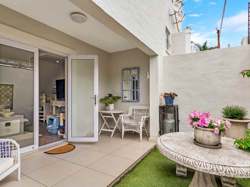 STYLISH AND CLASSY DUPLEX UNIT, IN A QUIET POSITION OFFERING PLENTY OF SPACE. - Photo 9