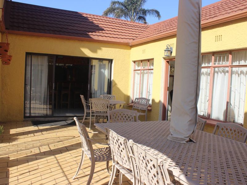 Welcome to this stunning and spacious double-story home, perfect for luxurious and comfortable living. - Photo 3