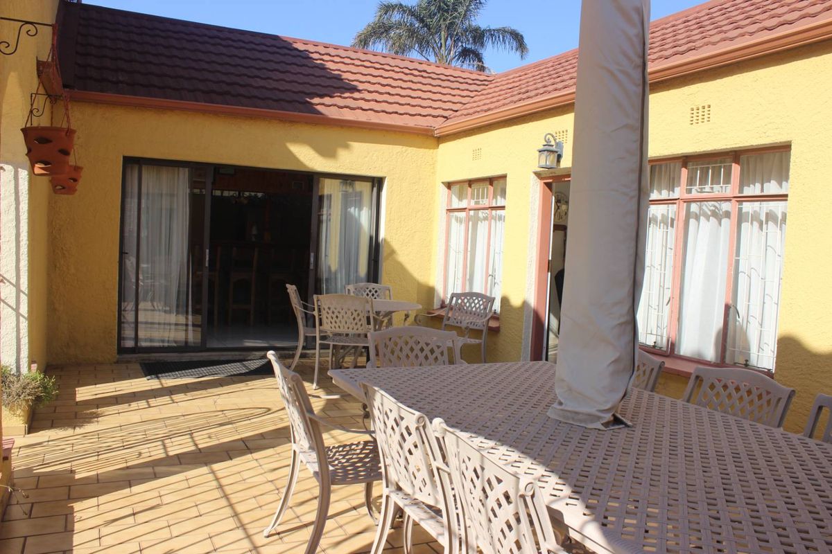 Welcome to this stunning and spacious double-story home, perfect for luxurious and comfortable living. - Photo 3