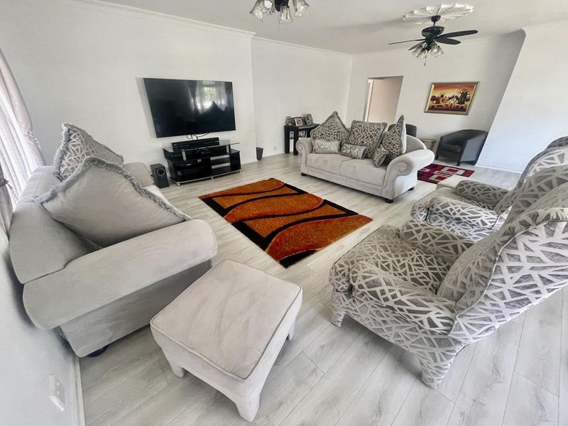 Hendra - Beautiful 7-Bedroom Family Home in Durban North - Photo 7