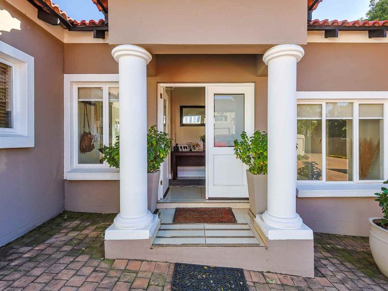 Elegant Family Living with Privacy, Space and Modern Comfort - Photo 4