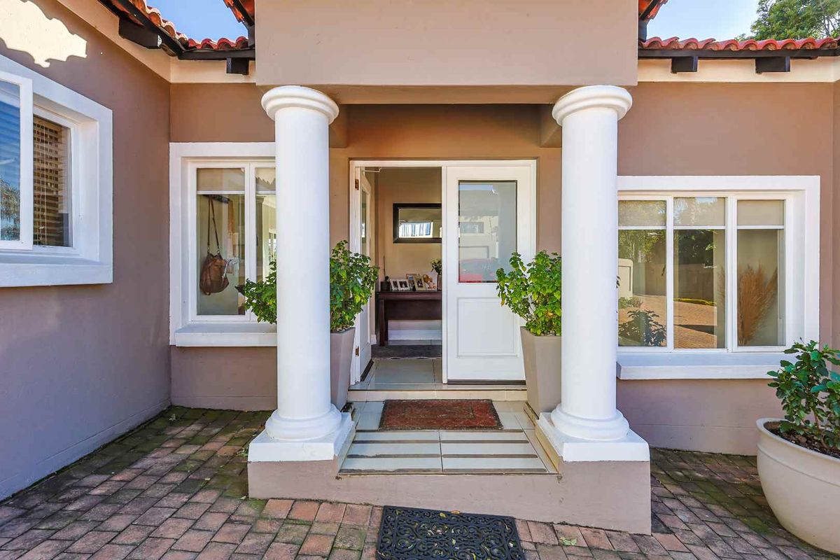 Elegant Family Living with Privacy, Space and Modern Comfort - Photo 4