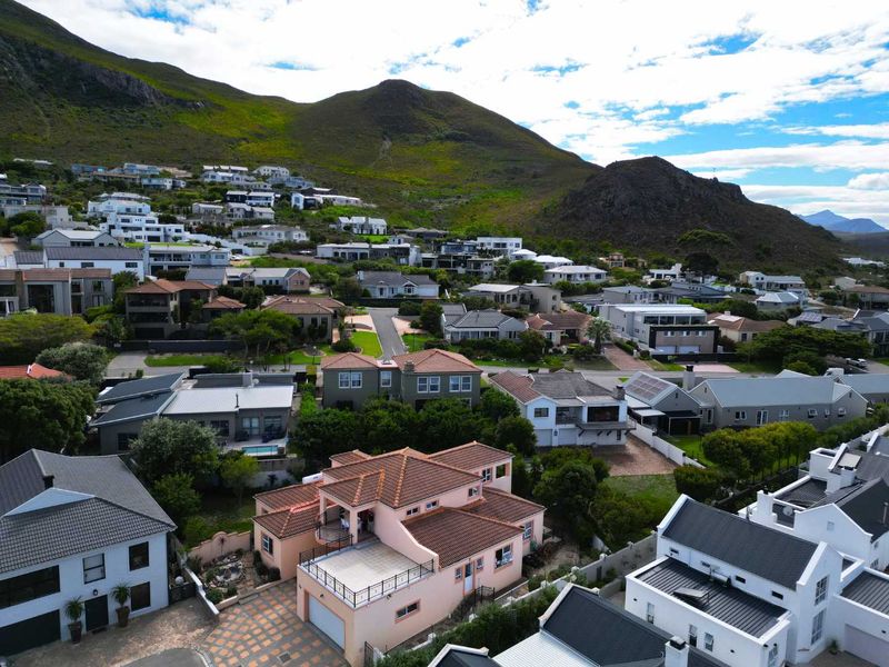 Luxury Family Living with Breathtaking Views - Photo 7