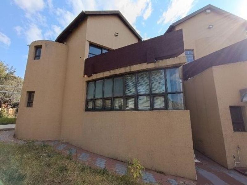 VALLEY VIEW ESTATE -  4 BEDROOM HOUSE WITH A GYM & STUDY - Photo 10