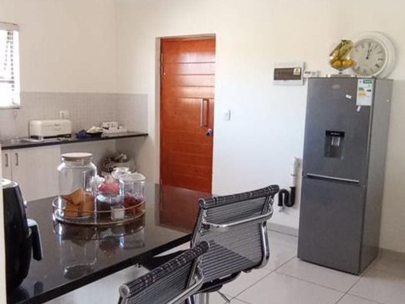 3 Beds Apartment FOR SALE in Pomona. - Photo 3