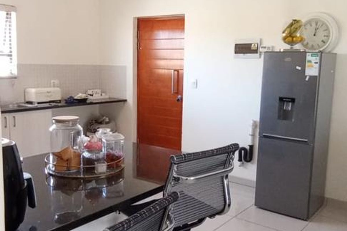 3 Beds Apartment FOR SALE in Pomona. - Photo 3