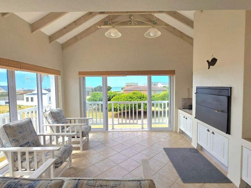 Luxurious Franskraal 3-Bedroom House: Entertainer's Dream with Modern Finishes and Sea Views. - Photo 9