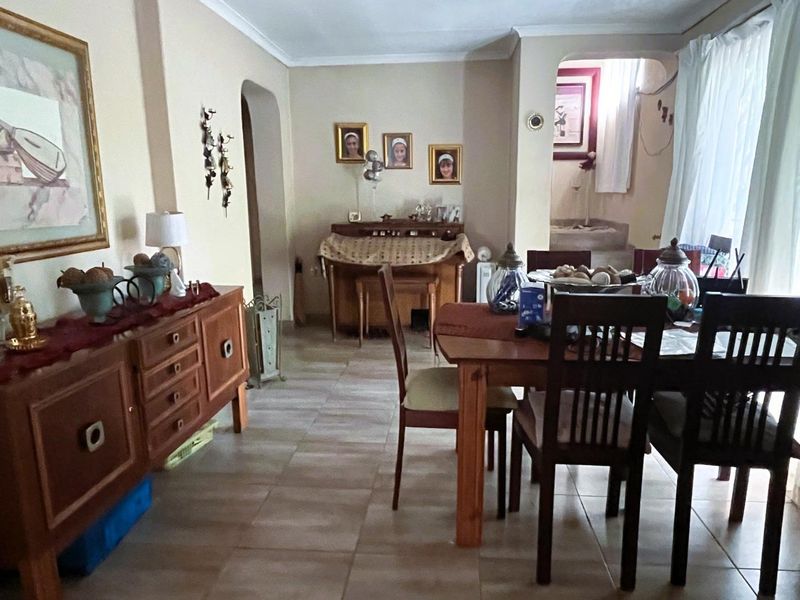 Spacious 4-Bedroom Home with Private Ensuite & Two Garages - Photo 8