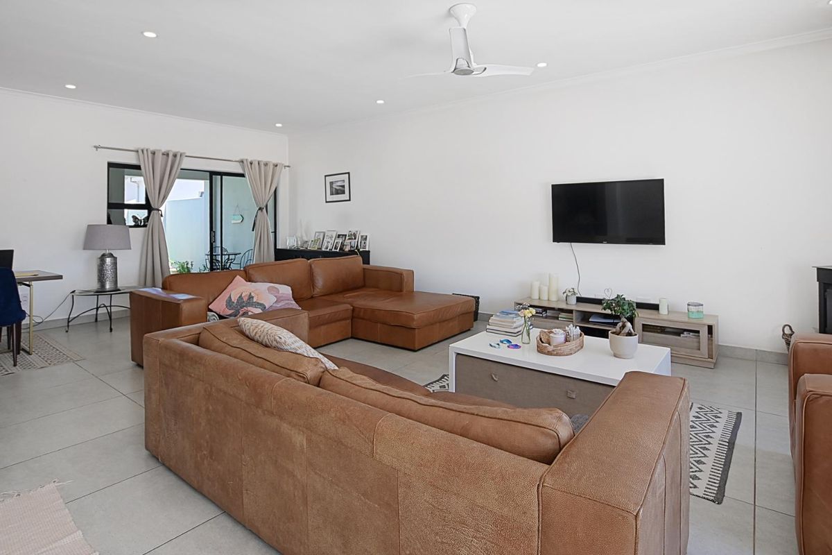 Stunning Single-storey Home in Sought-After Sagewood Lifestyle Estate - Photo 3