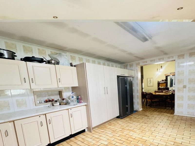 Family Home with Expansive Stand - Photo 7