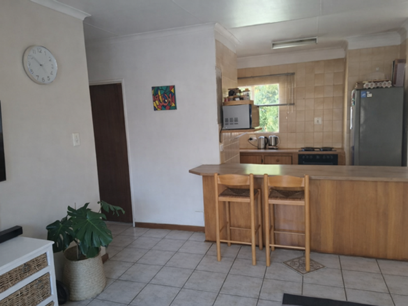 Neat & Move-In Ready 2-Bedroom Apartment in Secure Complex - Photo 4