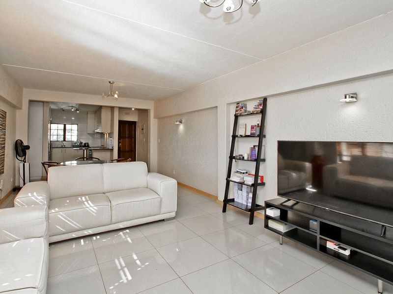 STUNNING 2 BED APARTMENT - Photo 3