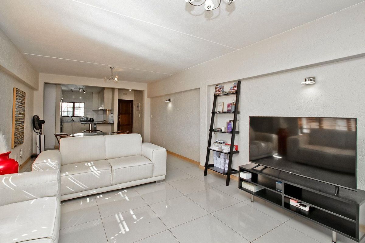 STUNNING 2 BED APARTMENT - Photo 3