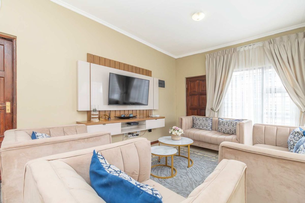 Modern Comfort Meets Secure Lifestyle Living - Photo 4
