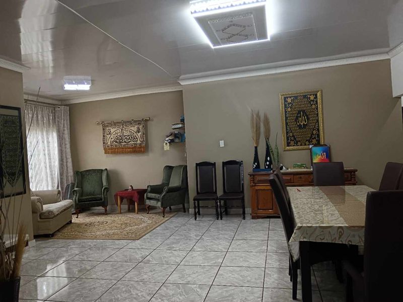 Modern family home with an investment opportunity - Photo 3