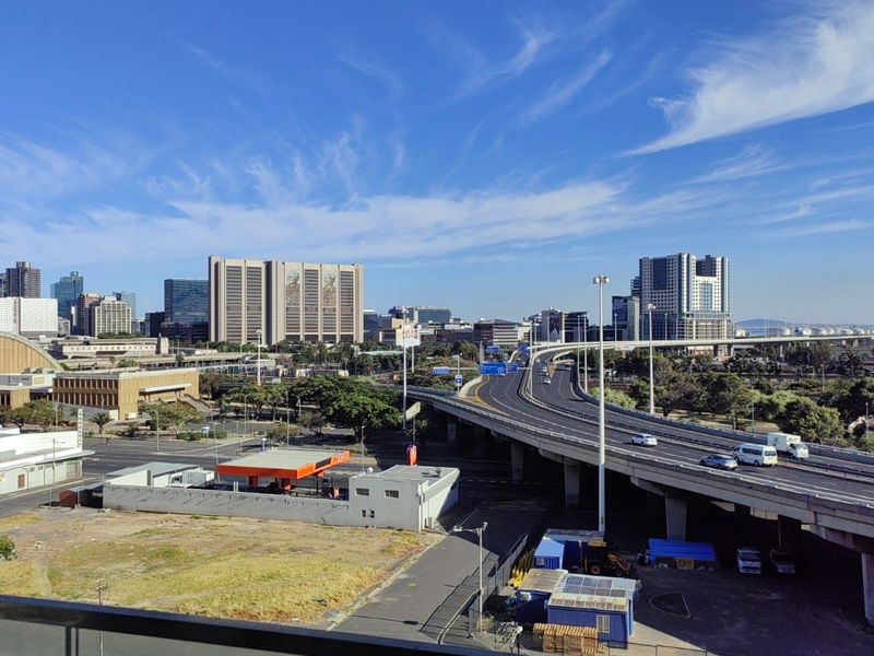 Easy living in the CBD, ideal for a young professional couple or 2 varsity students. - Photo 3