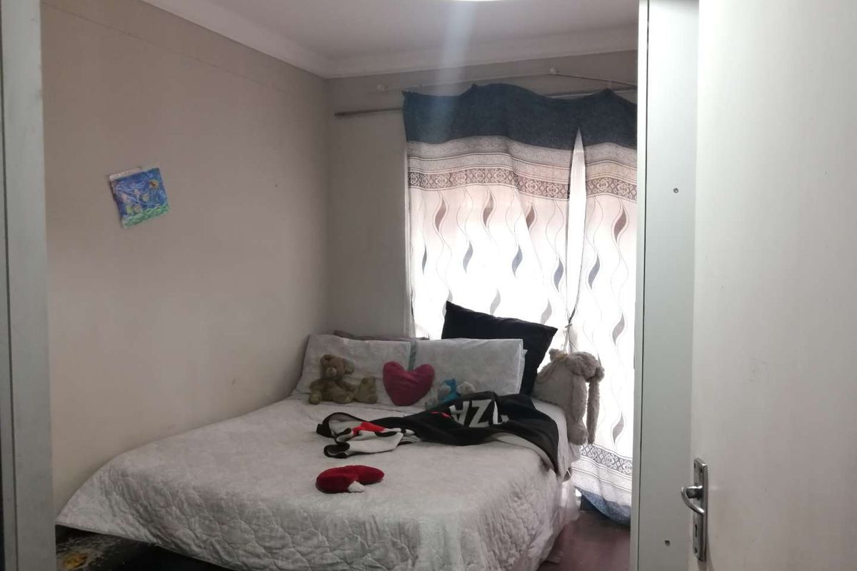 Prime Location, Prime Investment: Sunnyside 2.5 BR Apartment - Photo 5