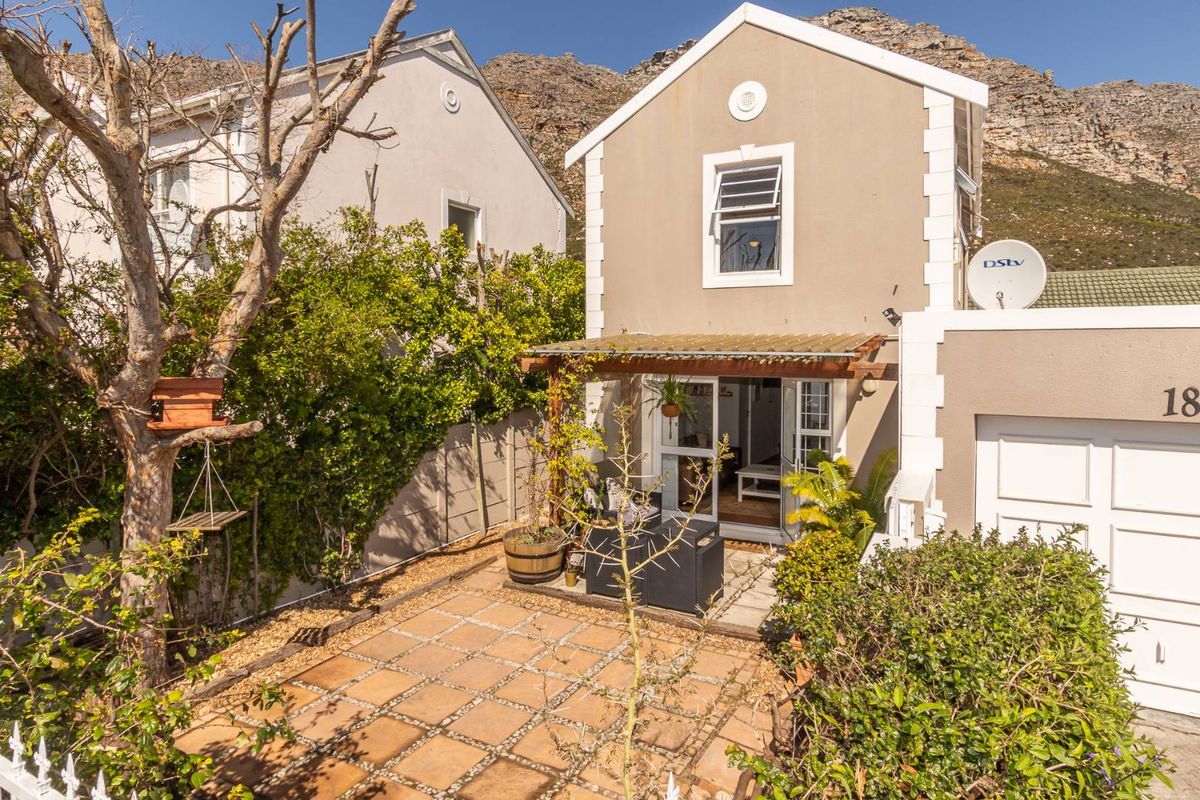 SPECTACULAR TOWNHOUSE IN SOUGHT AFTER LAKESIDE - Photo 2