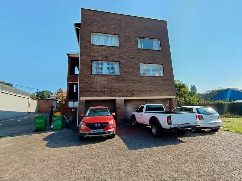 3 bedroom corner unit with a lock up garage in Montclair - Photo 8