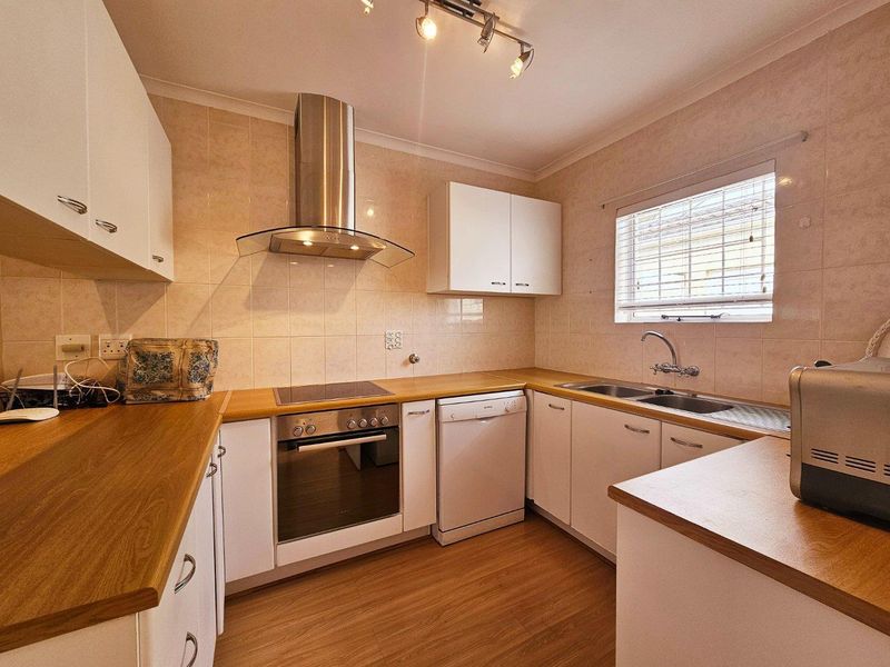 Modern & Secure 2 Bedroom Townhouse - Photo 2