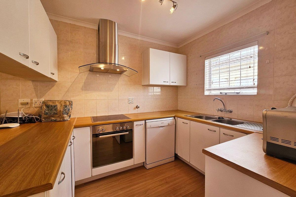 Modern & Secure 2 Bedroom Townhouse - Photo 2