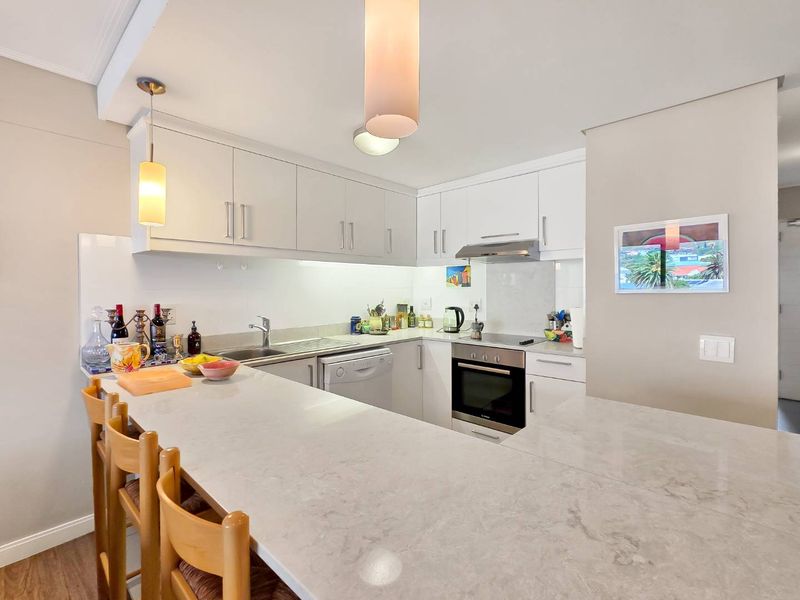 Stunning 2 Bed 2 Bath Apartment with Table Mountain Views - Photo 9