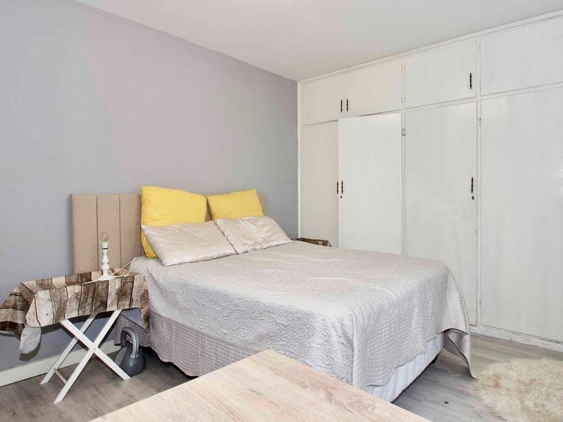 Spacious 1 bedroom, ground floor unit. - Photo 3