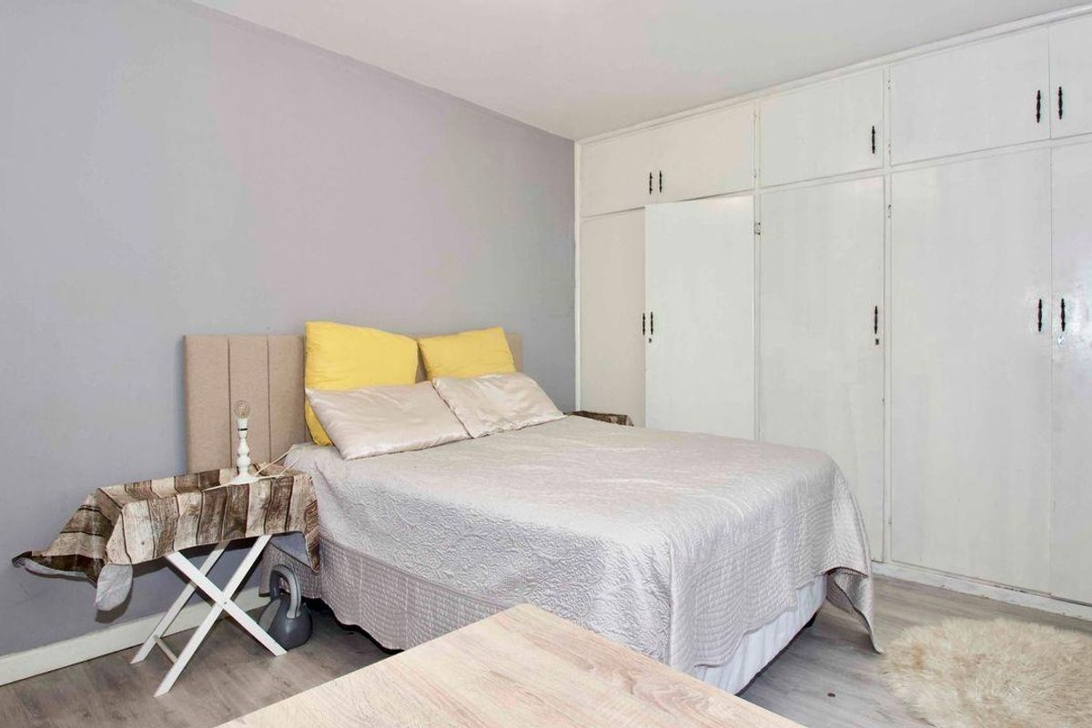 Spacious 1 bedroom, ground floor unit. - Photo 3