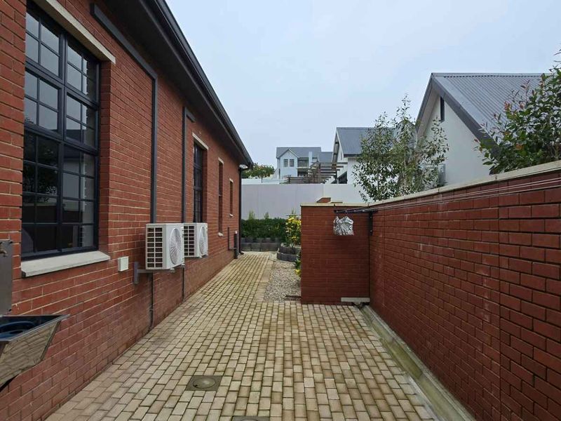 Charming 3-Bedroom Home in Secure Golf Estate with Breathtaking Views - Photo 8