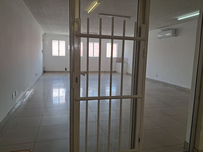 Office to let in Southern Industrial - Photo 5