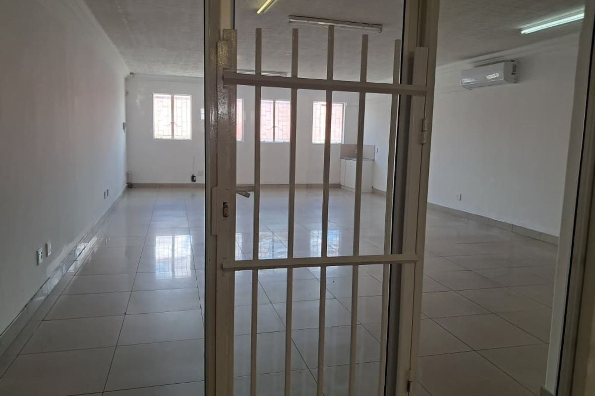 Office to let in Southern Industrial - Photo 5