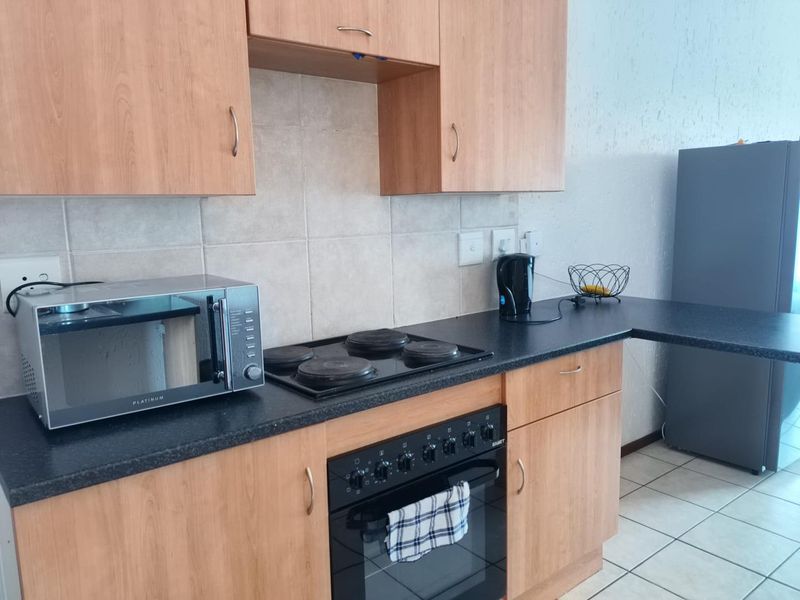 2 bed 2nd floor unit in 24h security complex, close to East rand Mall - Photo 2