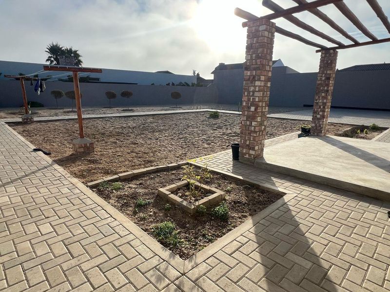 NEWLY RENOVATED FAMILY HOUSE IN A VERY QUIET  CUL DE SAC - Photo 5