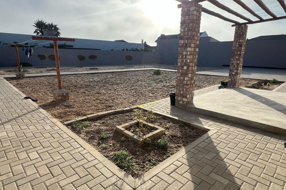 NEWLY RENOVATED FAMILY HOUSE IN A VERY QUIET  CUL DE SAC - Photo 5