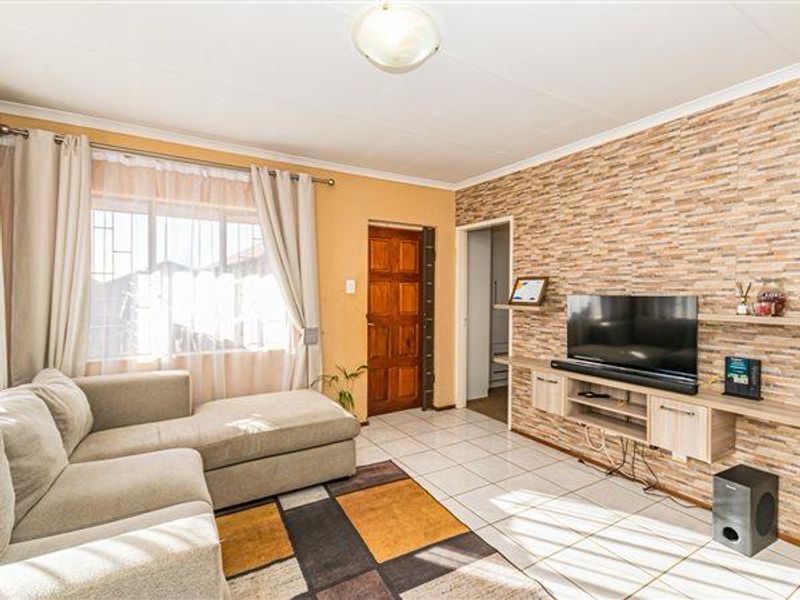 3-Bedroom Cozy Home in a Secure Enclosed Complex – Protea Glen Ext 11 - Photo 3