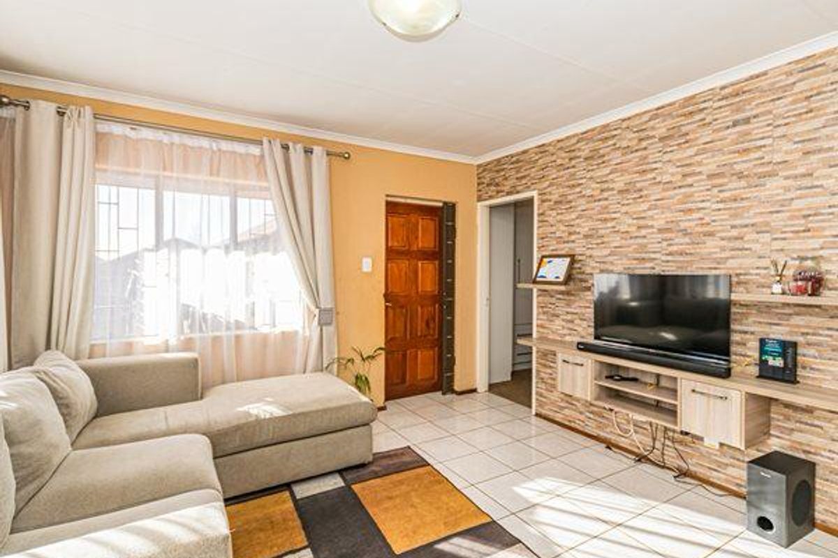 3-Bedroom Cozy Home in a Secure Enclosed Complex – Protea Glen Ext 11 - Photo 3