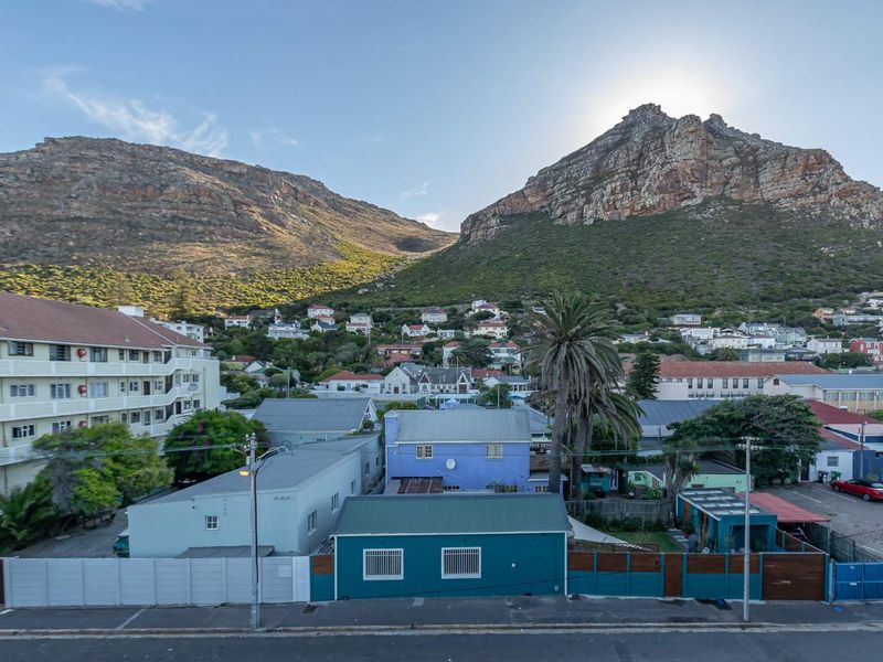 SECURE, SPACIOUS LOCK UP & GO APARTMENT - Photo 5