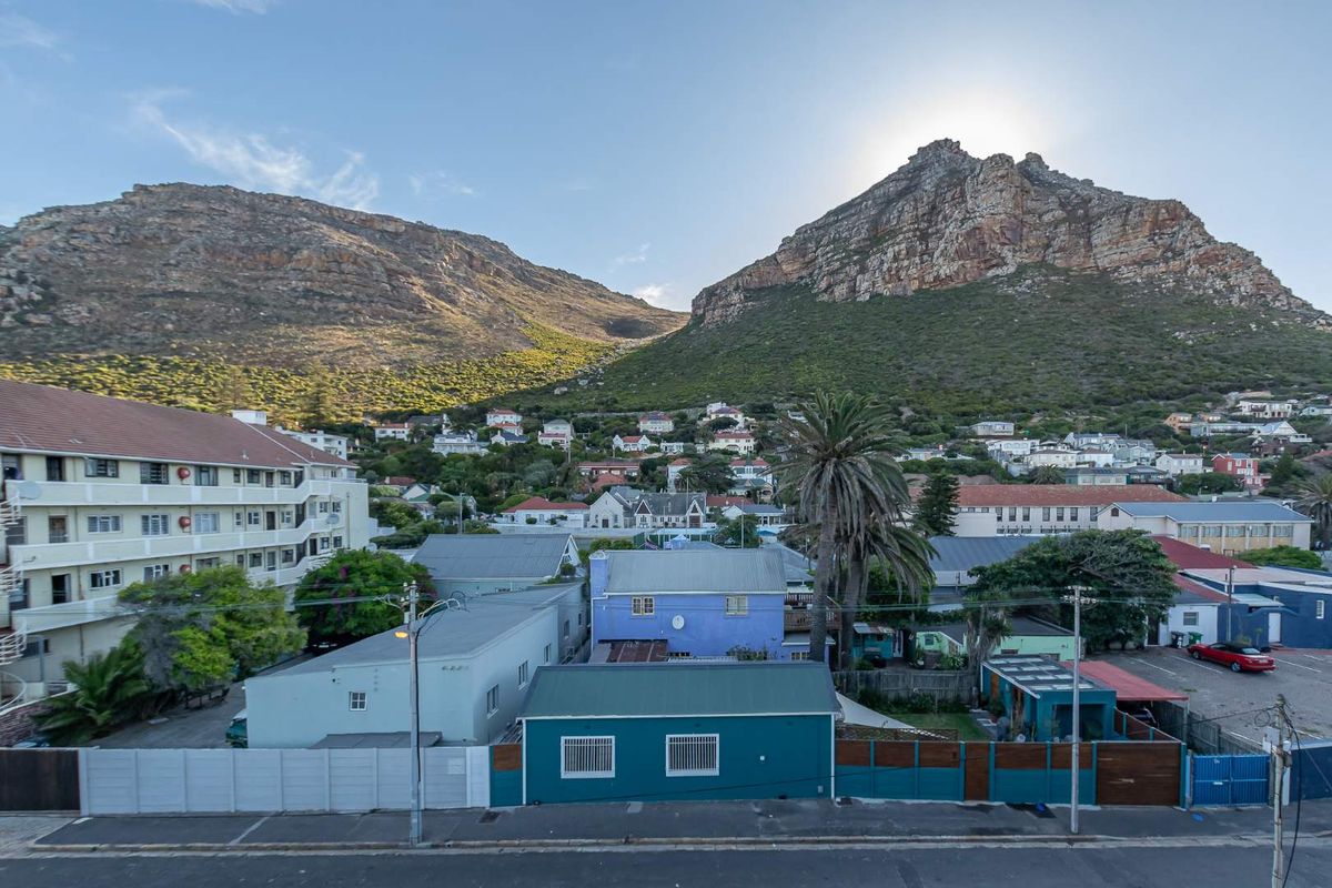 SECURE, SPACIOUS LOCK UP & GO APARTMENT - Photo 5