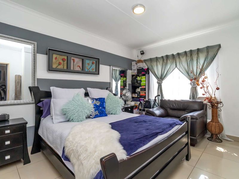 Pet-Friendly 3-Bedroom Simplex with Large Wrap-Around Garden - Photo 6