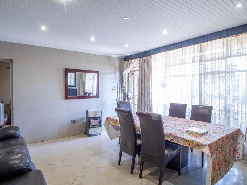 Beautiful Double-Storey 5 Bedroom Home - Photo 9