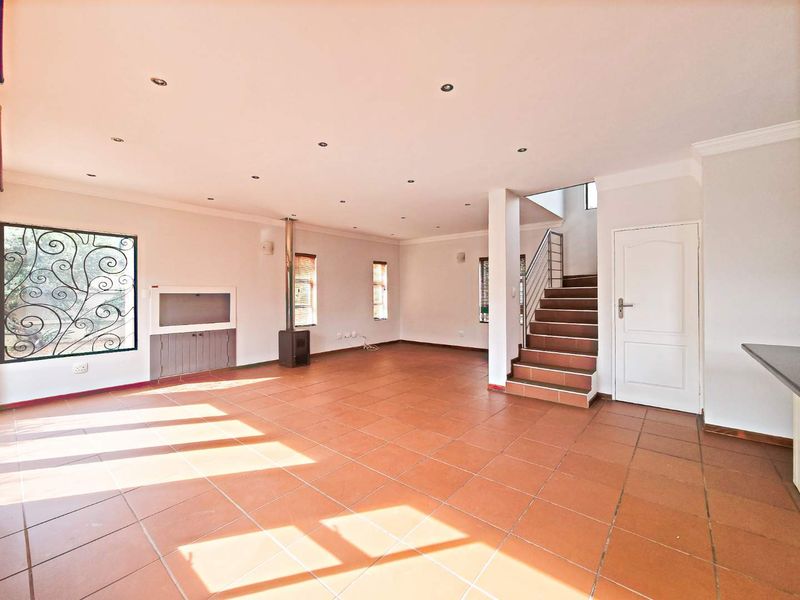 ELEGANT FAMILY LIVING IN SECURITY ESTATE. - Photo 3