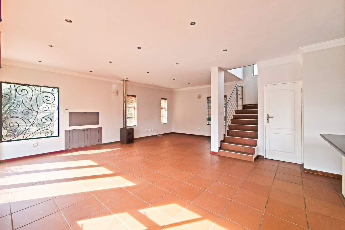 ELEGANT FAMILY LIVING IN SECURITY ESTATE. - Photo 3